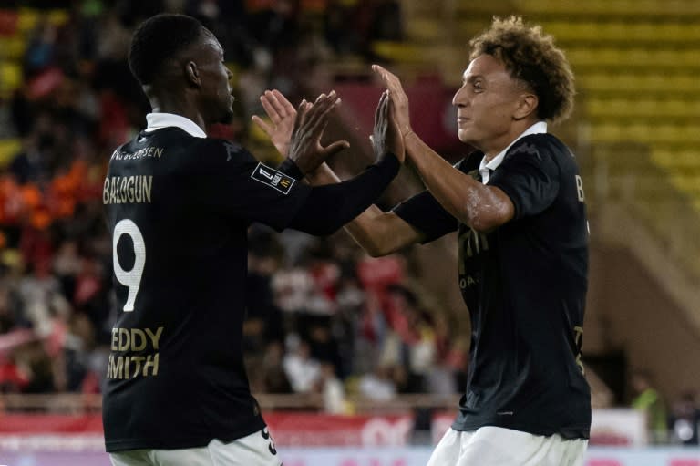 Los jugadores del Mónaco Folarin Balogun (izquierda) y Eliesse Ben Seghir celebran un gol contra el Montpellier, este sábado 28 de septiembre en Mónaco. (MIGUEL MEDINA)