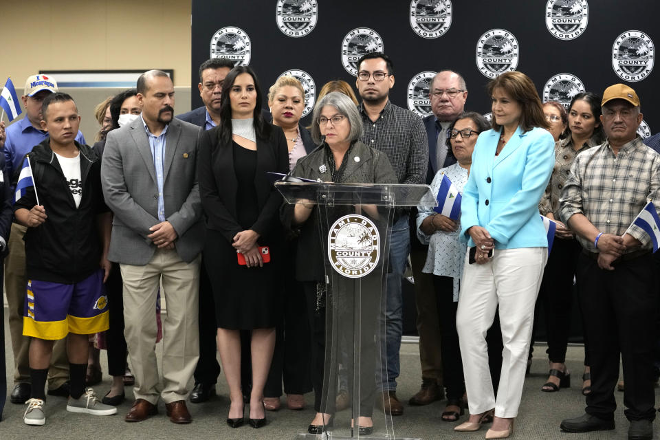 La alcaldesa de Miami-Dade, Daniella Levine Cava, al centro, ofrece una rueda de prensa junto a funcionarios y opositores nicaragüenses recientemente liberados, el miércoles 15 de febrero de 2023 en Miami. Opositores excarcelados y desterrados denunciaron el viernes 24 de febrero de 2023 que el gobierno de Daniel Ortega les ha suspendido el pago de sus jubilaciones, medida que también fue aplicada a los exiliados. (AP Foto/Lynne Sladky)
