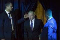 Russia's President Vladimir Putin (C) enters a hall as he attends a session of the Valdai Discussion Club in Sochi, Russia October 19, 2017. REUTERS/Alexander Zemlianichenko/Pool