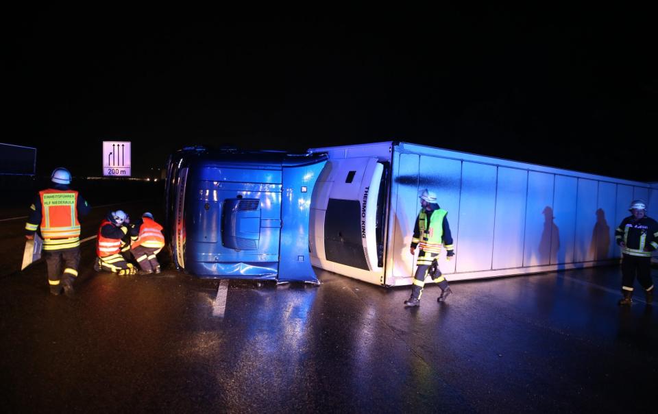 <p>Feuerwehrmänner arbeiten auf der A7 beim hessischen Niederaula an der Rettung eines umgekippten LKW, der an einem der wichtigsten Kreuze des Autobahnverkehrs für Verkehrsbehinderungen sorgte. (Bild: Hans-Hubertus Braune/Osthessen-News/dpa) </p>