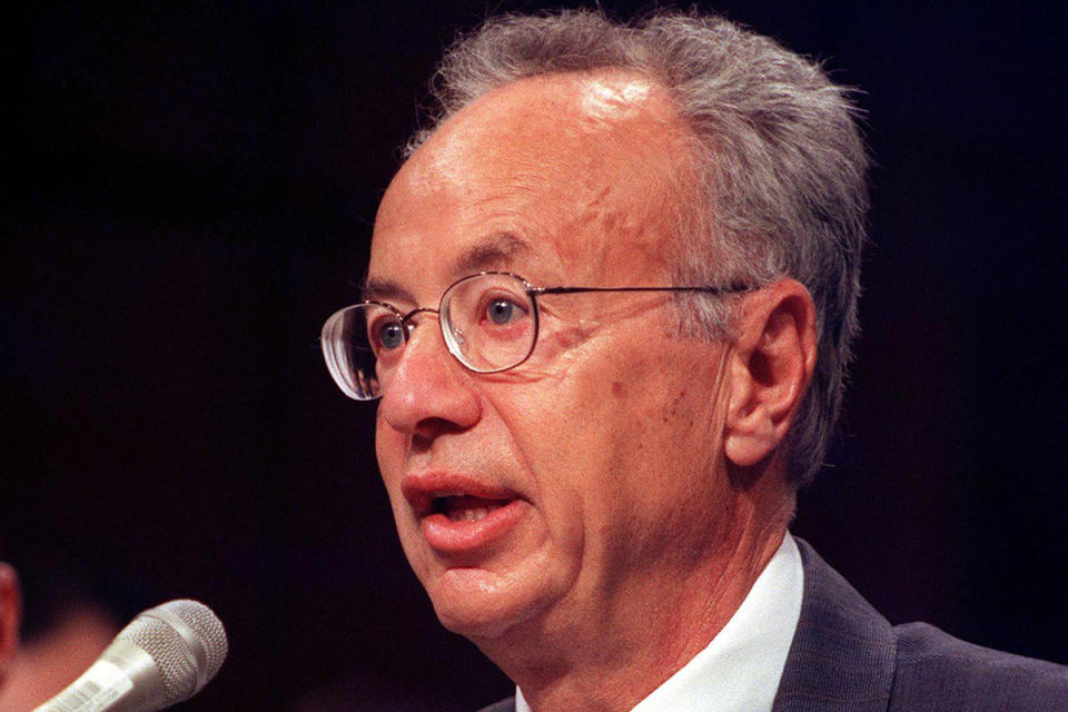 <p><b>Andy Grove</b> - Le fondateur et ex-PDG d’Intel est décédé le 21 mars 2016 à l’âge de 79 ans. Né en Hongrie, il a fondé aux Etats-Unis l'entreprise high-tech Intel et a changé le visage de la Silicon Valley. On lui doit notamment les 386 et les Pentium qui ont connu leur gloire à la fin des années 90. A partir de cette époque, Andy Grove s’est impliqué dans la recherche contre la maladie de Parkinson, dont il était lui-même atteint.<br><b>Ce contenu peut également vous intéresser : <a rel="nofollow" href="https://fr.news.yahoo.com/photos/ils-nous-ont-quittes-en-2015-1420472594-slideshow/" data-ylk="slk:ils nous ont quittés en 2015;elm:context_link;itc:0;sec:content-canvas;outcm:mb_qualified_link;_E:mb_qualified_link;ct:story;" class="link  yahoo-link">ils nous ont quittés en 2015</a></b><a rel="nofollow" href="https://fr.news.yahoo.com/photos/ils-nous-ont-quittes-en-2015-1420472594-slideshow/" data-ylk="slk:.;elm:context_link;itc:0;sec:content-canvas;outcm:mb_qualified_link;_E:mb_qualified_link;ct:story;" class="link  yahoo-link">.</a></p>