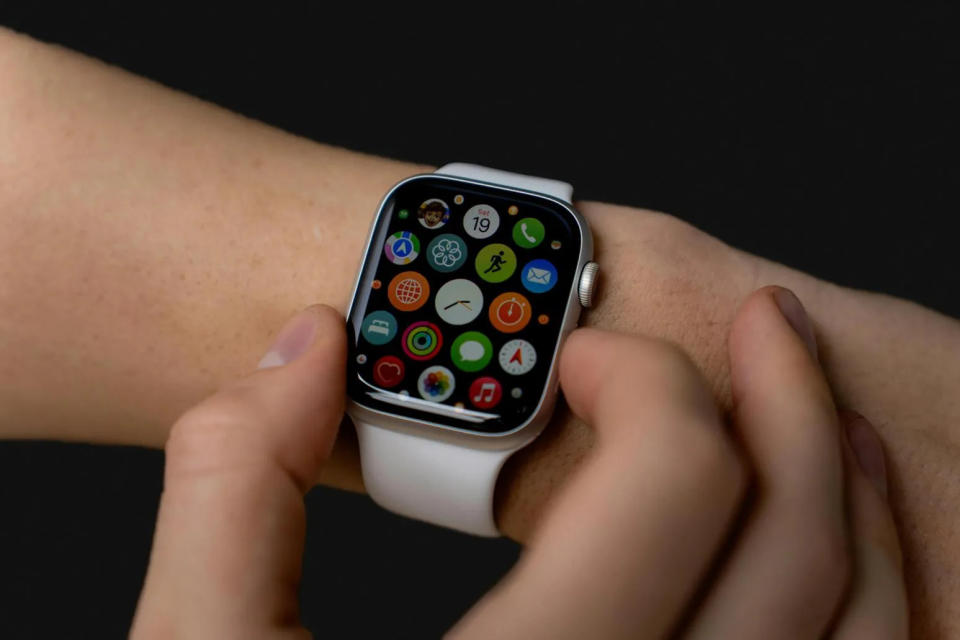 <strong>Apple Watch有「跌倒偵測」功能。（示意圖／pixabay）</strong>