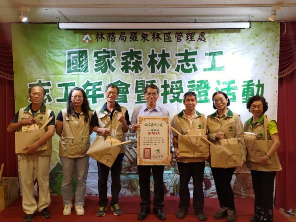 東林管處舉辦「國家森林志工表揚及授證大會」，表揚無私奉獻的志工。（林管處提供）