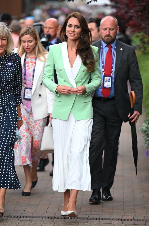 凱特王妃今天穿薄荷綠Balmain西裝外套，搭配白色百褶裙，相當優雅。（翻攝@DelMody推特）