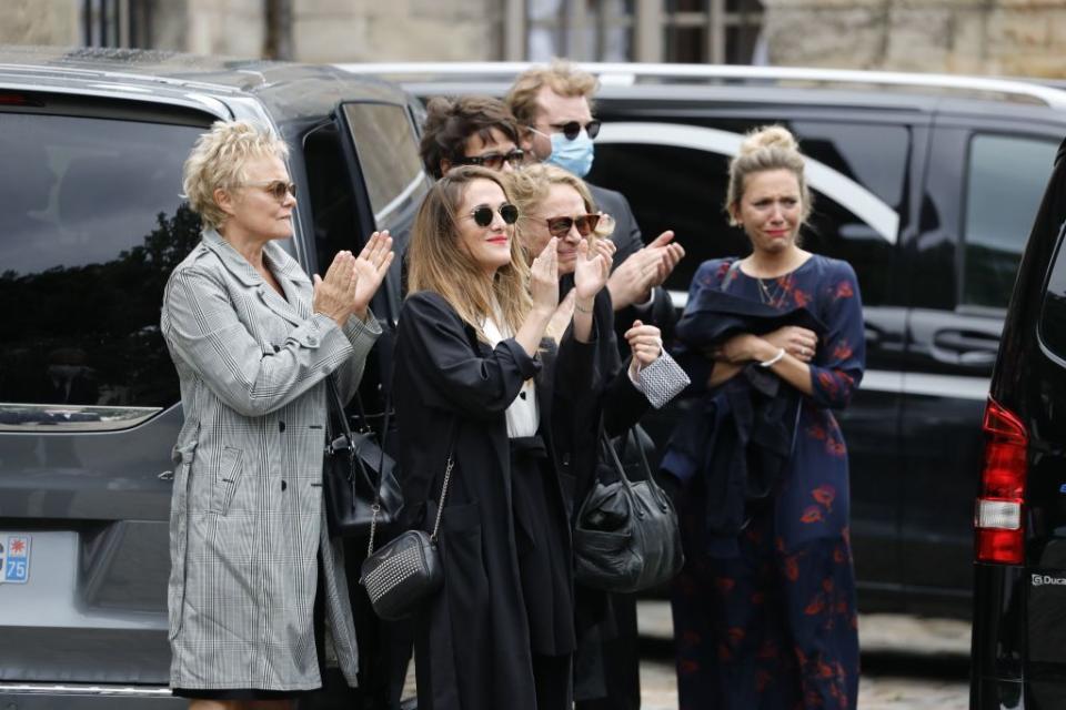 Aux côtés de Joëlle Bercot, la veuve de Guy Bedos, et de Victoria Bedos, la fille, on peut voir une grande amie de la famille, Muriel Robin.