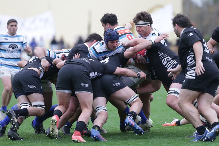 Pugna entre forwards, un rasgo histórico característico de los dos clubes de San Isidro, los más ganadores de la historia.