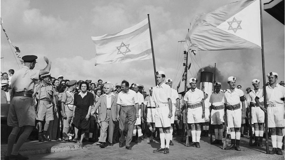 David Ben Gurión despidiendo al último contingente británico en Palestina.