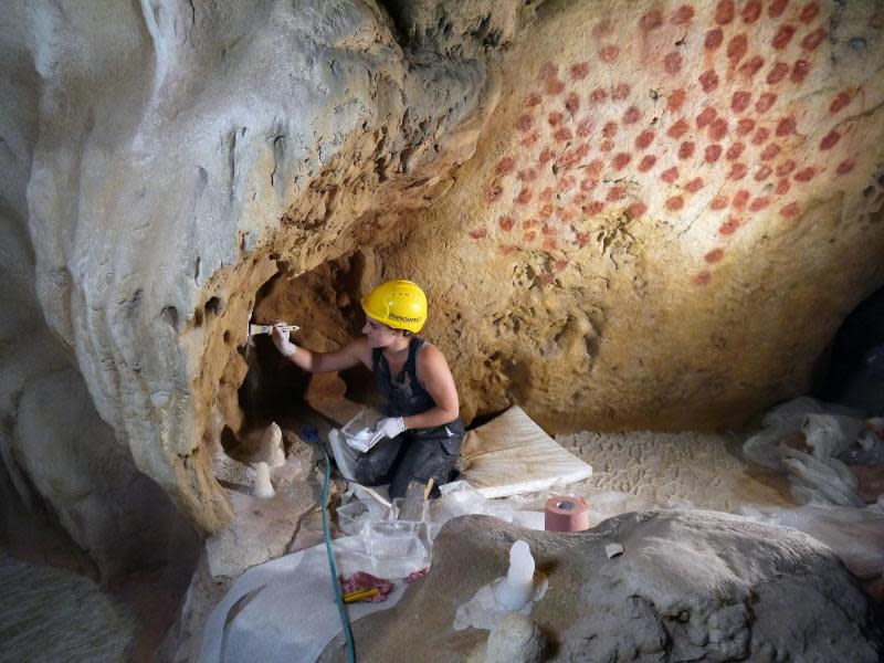 Handarbeit: Die detailgetreue Kopie der Chauvet-Grotte entsteht mit großem Aufwand. Foto: SYCPA