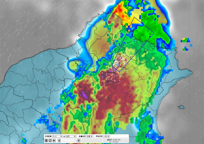 氣象專家彭啟明提醒，參與台北遊行的朋友，要注意不要淋濕了，稍微等這一波，約 1-2小時內會過去。（圖／翻攝自彭啟明臉書）
