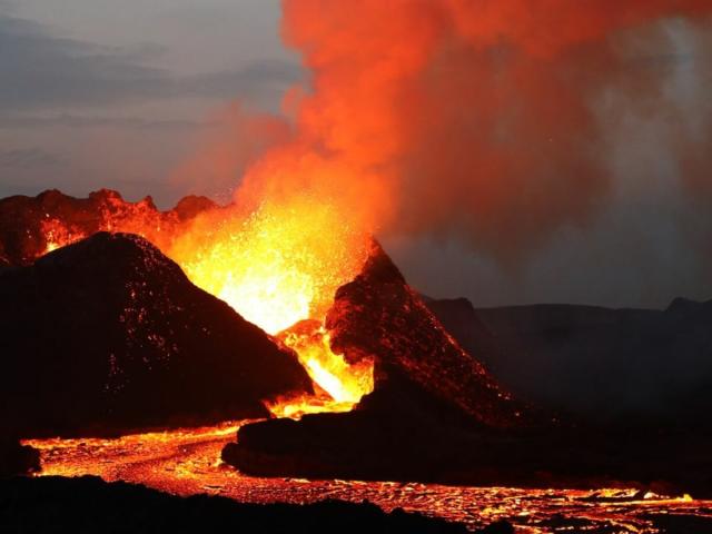 No Comment : en Islande les parois d'un volcan s'effondrent sous