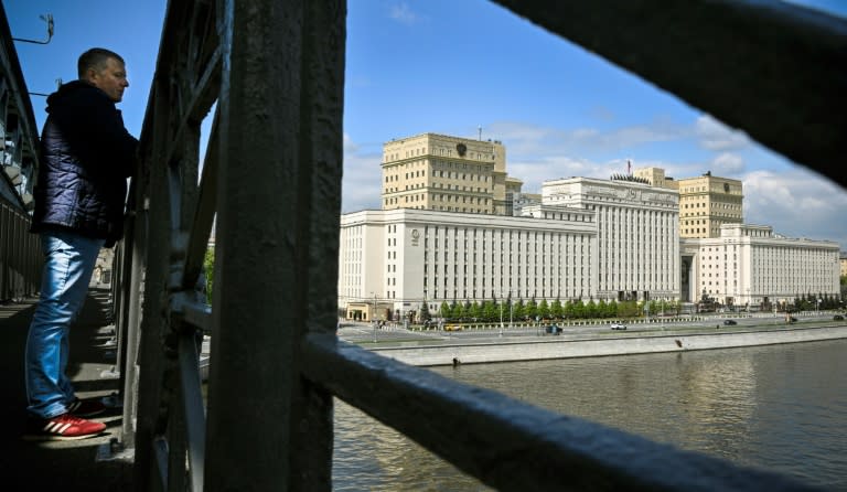 Una persona se asoma a un puente sobre el río Moskva, frente al ministerio de Defensa de Rusia, en Moscú, el 14 de mayo de 2024 (Alexander Nemenov)