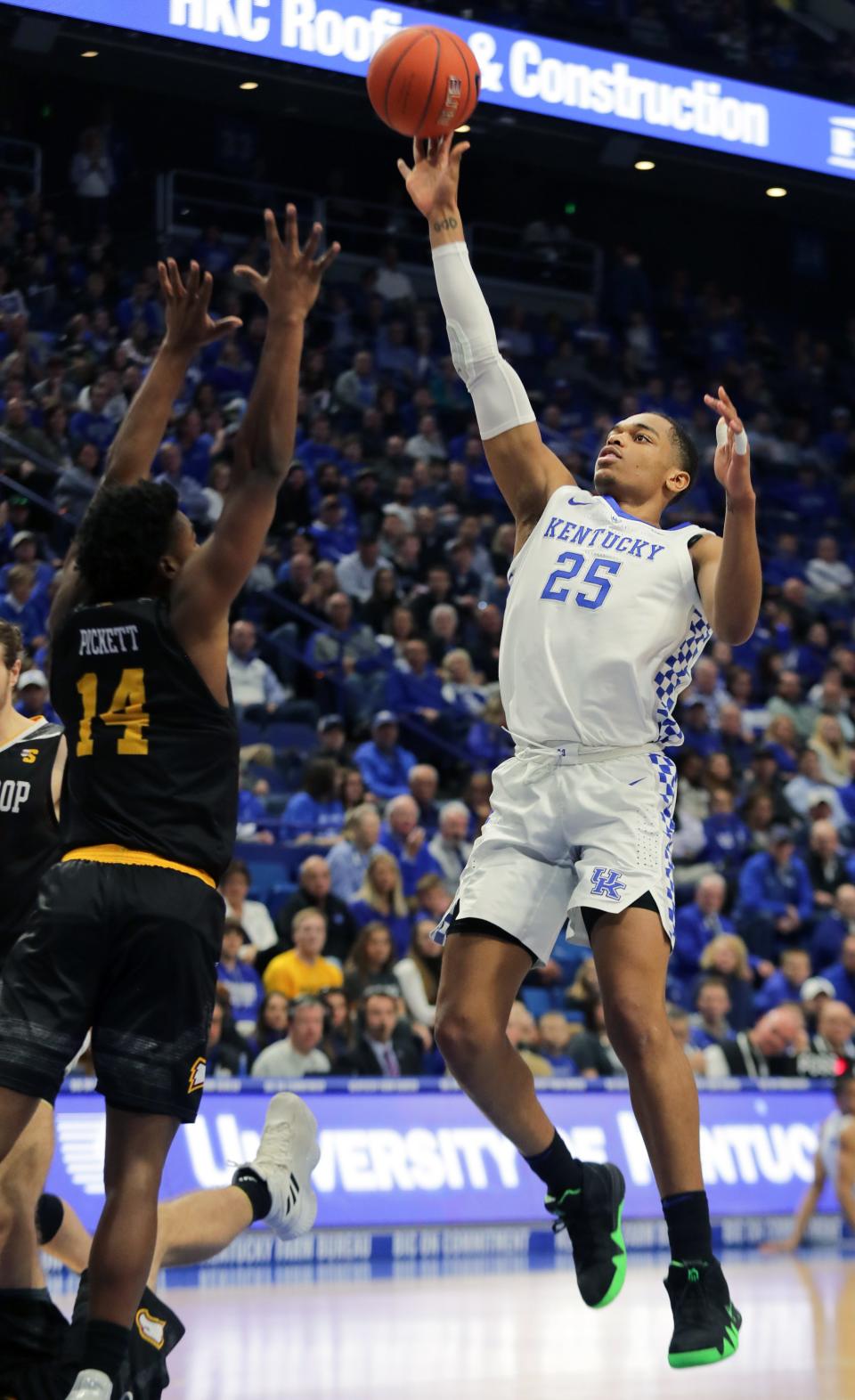 Kentucky's P.J. Washington scores over Winthrop's Adam Pickett. Nov. 21, 2018