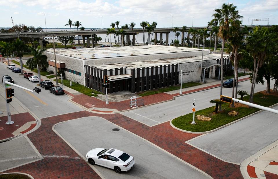 The U.S. Post Office building site in downtown Fort Myers, photographed on Friday January, 5, 2024, is for sale with an asking price of $8 million. Possibilities include a 12-story multi-use building.