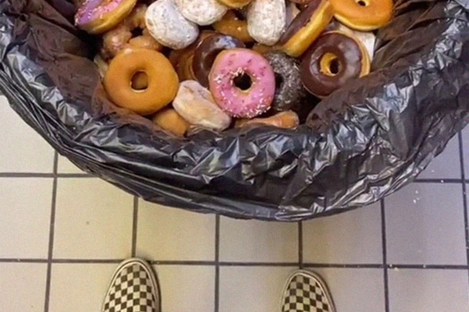 Über 300 Donuts wanderten am Tag in den Mülleimer. (Bild: TikTok / Bryan Johnston)