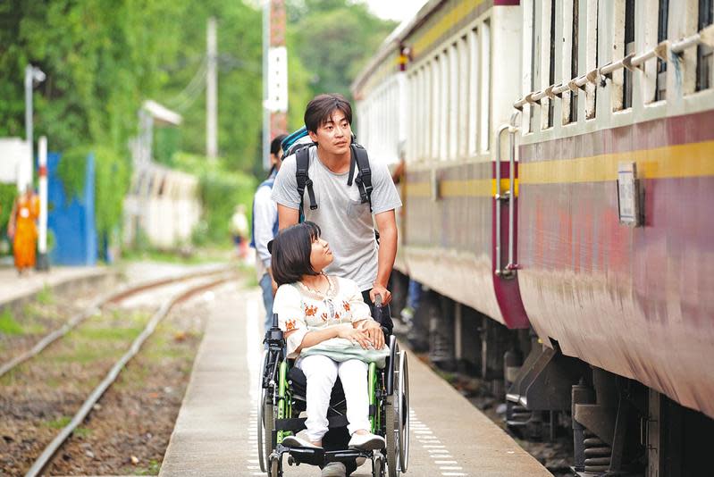 《漫畫少女愛啟蒙》描繪因腦性麻痺而靠輪椅代步的少女夢馬，探索性愛與人生的故事，遠赴泰國取景拍攝。（Rabbit House提供）