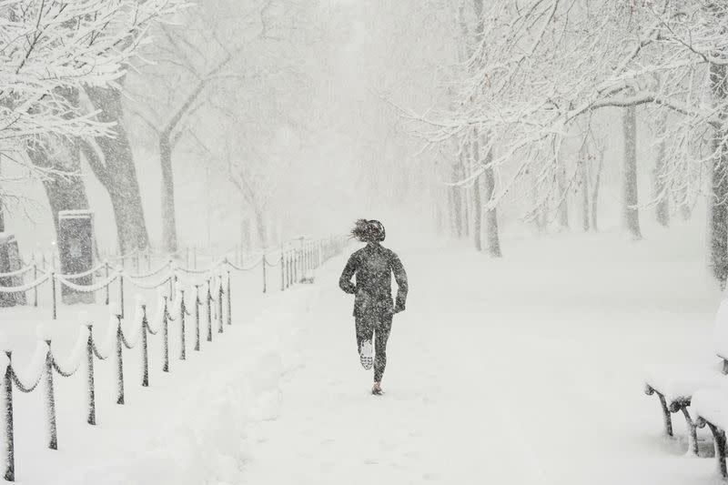 Winter storm brings heavy snow in Washington