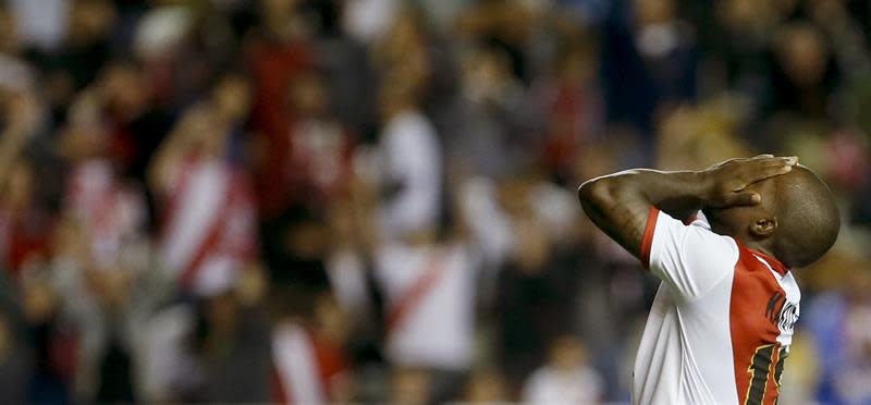 El centrocampista francés del Rayo Vallecano, Gael Kakuta durante el partido correspondiente a la quinta jornada de Liga de Primera División que disputan en el estadio de Vallecas. EFE/JuanJo Martín