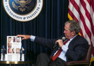 <p>Als Präsident galt er vielen als Hardliner. Doch nach Ende seiner Amtszeit bewies George W. Bush, dass in ihm auch ein Weichzeichner steckt. Seine beliebtesten Motive: Staatsmänner und Hunde. Hier stellt Bush, der von 2001 bis 2009 Präsident der USA war, einen Band mit Porträts von Veteranen vor. (Bild: AP Photo) </p>