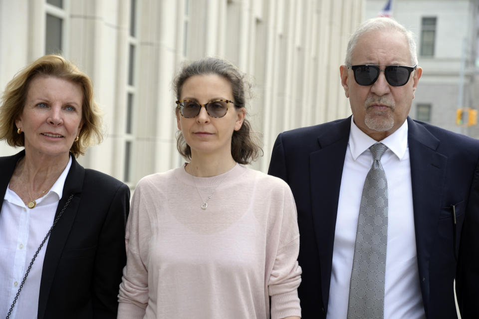 Clare Bronfman, heredera de la fortuna de los licores Seagram, llega al tribunal federal de Brooklyn, el 8 de abril de 2019. (Jefferson Siegel/The New York Times).