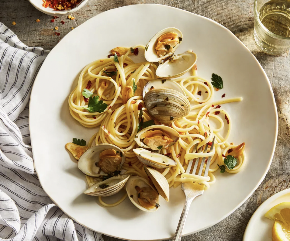 25) Linguine With Clams, Parsley & Lemon