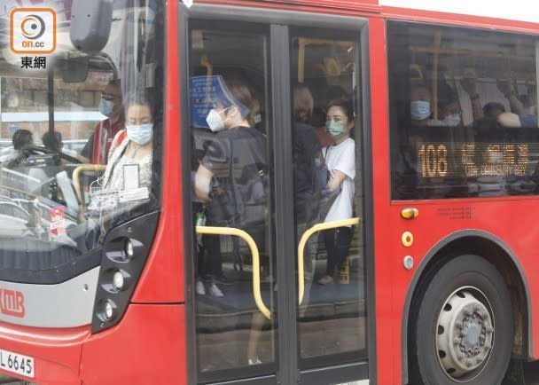 The bus is full of passengers.  (Photo by Chen Dexian)