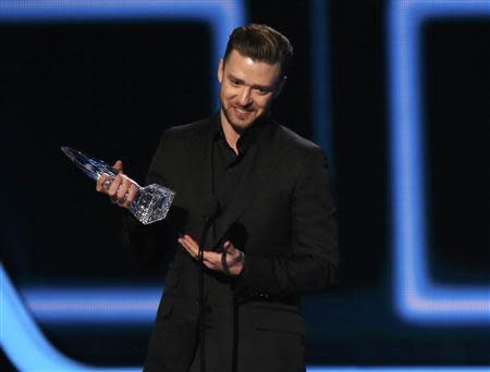 Justin Timberlake accepts the award for favorite album for "The 20/20 Experience" at the 2014 People's Choice Awards in Los Angeles, California January 8, 2014. REUTERS/Mario Anzuoni