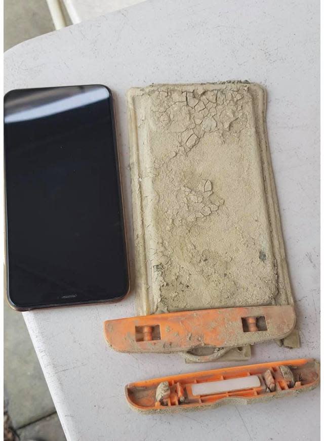 業者找到網友掉入湖底的iPhone(翻攝自臉書 / 爆廢1公社)