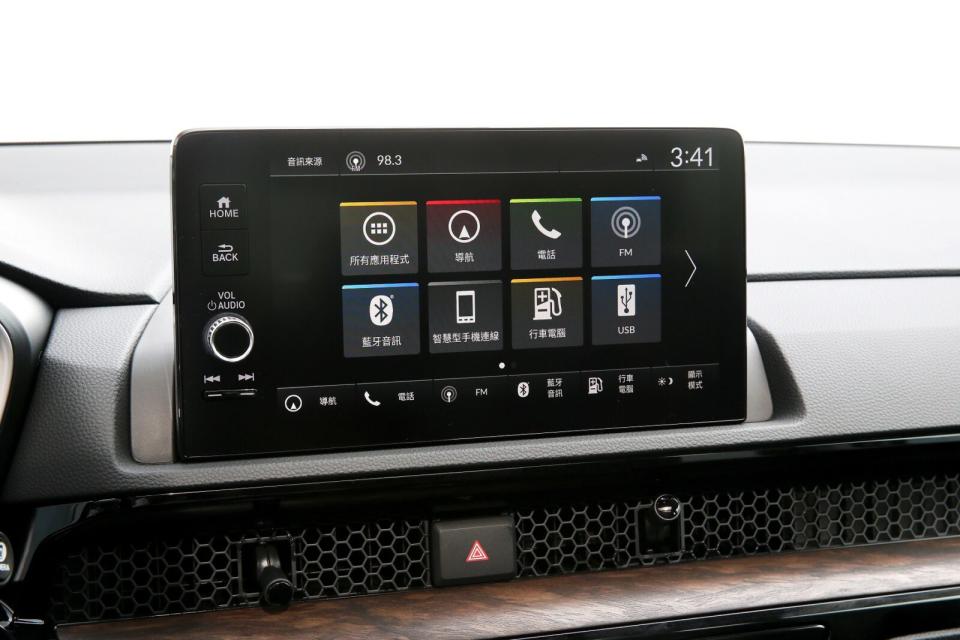 9吋多媒體觸控螢幕(S/Prestige)內建有衛星導航系統，並可支援無線Apple CarPlay & Android Auto(有線)手機連結機能。