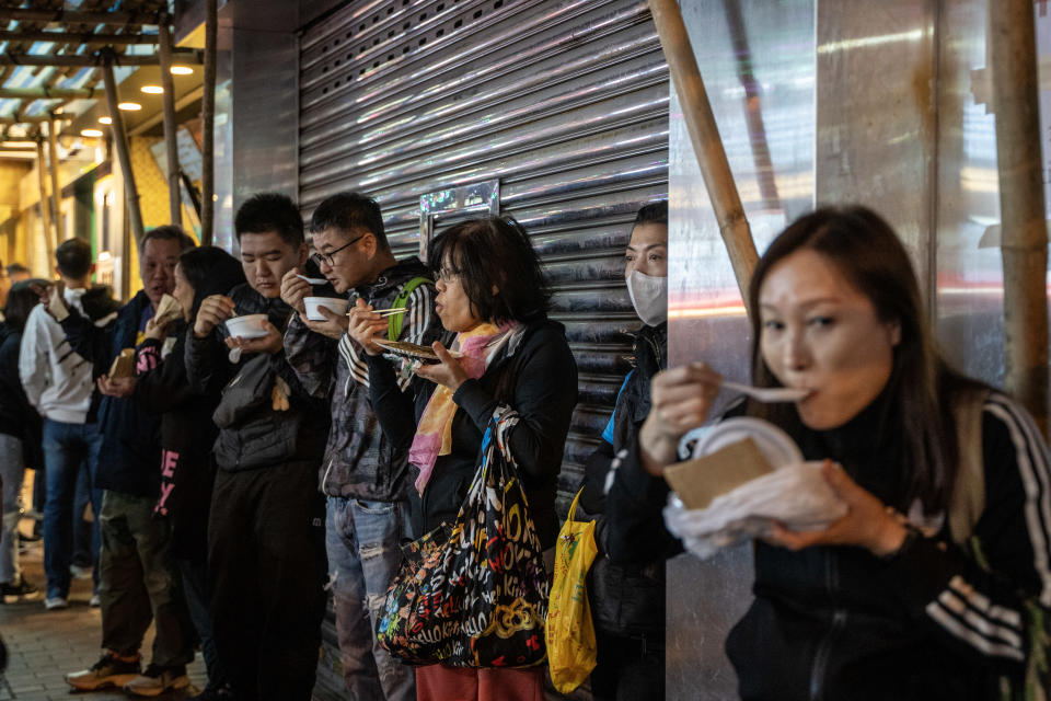 廟街夜市畫面熱鬧，以街頭小食主導。 (Vernon Yuen/NurPhoto via Getty Images)