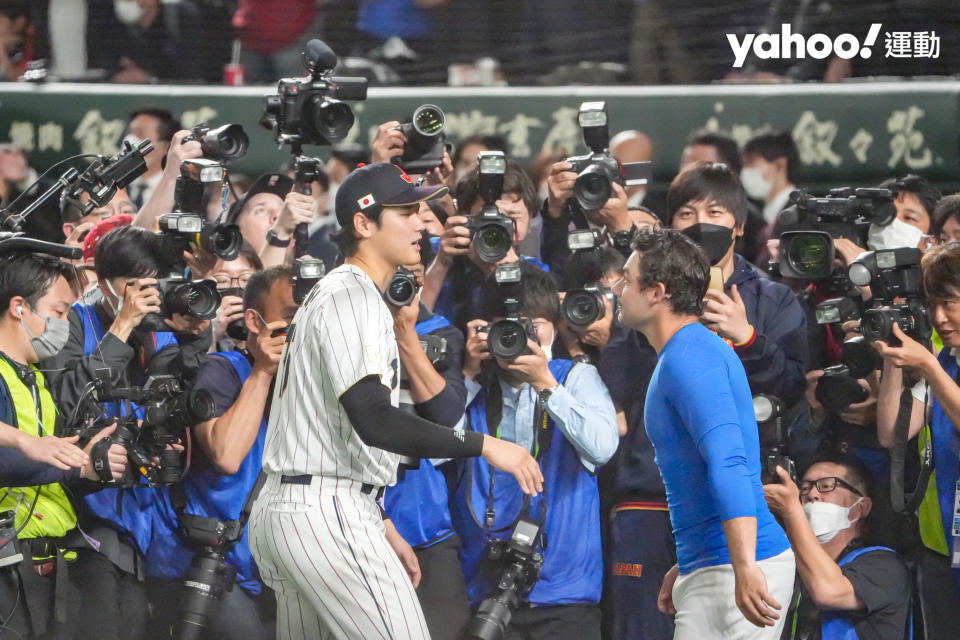 日本武士隊大谷翔平與義大利球員合照。（呂權紘／攝）（20230316）