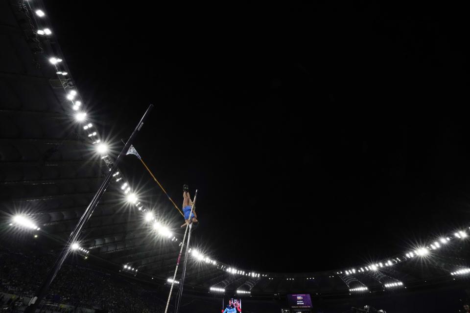 Roberta Bruni, of Italy competes in the women's pole vault final at the the European Athletics Championships in Rome, Monday, June 10, 2024. (AP Photo/Andrew Medichini)