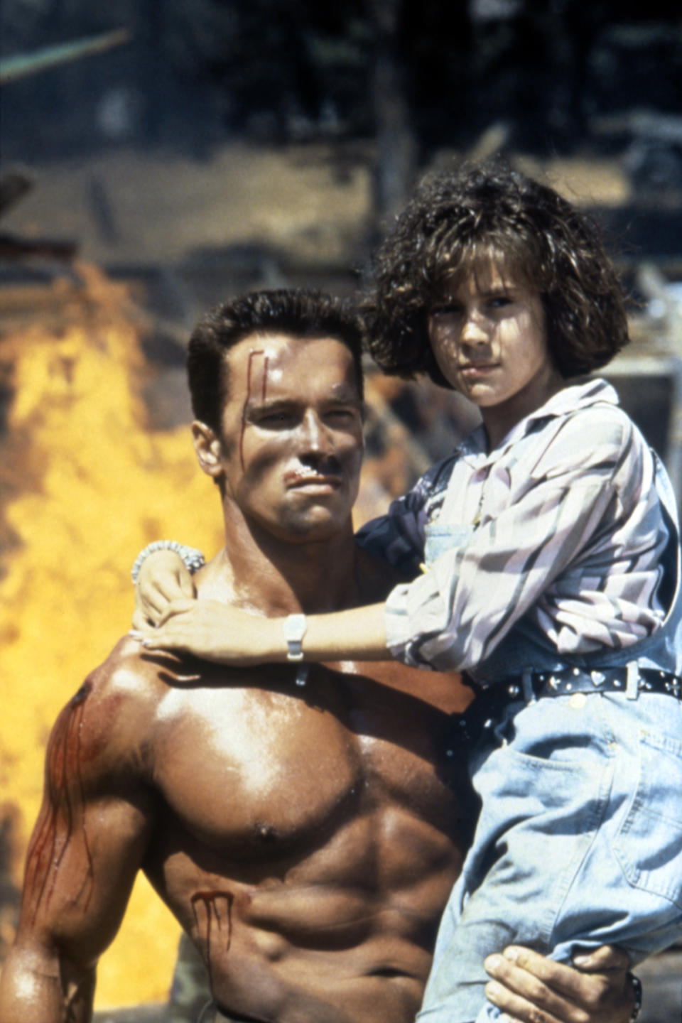 Arnold Schwarzenegger junto a una joven Alyssa Milano en el rodaje de 'Commando, dirigida por Mark L. Lester en 1985 (Foto:Twentieth Century Fox Film Corporation/Sunset Boulevard/Corbis via Getty Images)