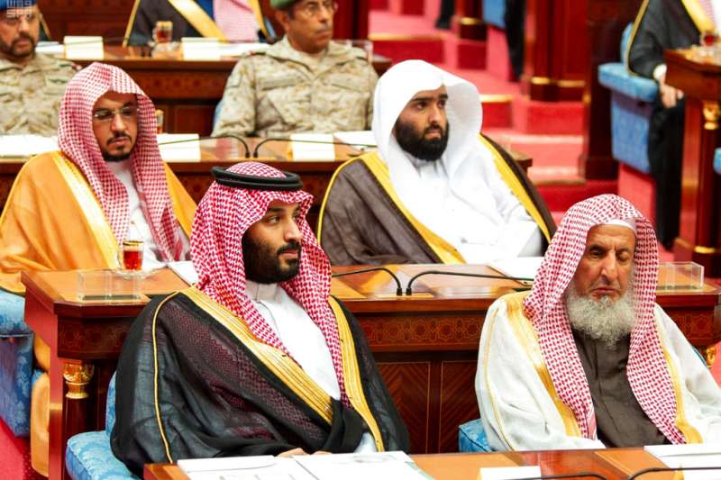 2018年11月19日，沙烏地阿拉伯國王薩勒曼（King Salman）發表演說，沙國王儲穆罕默德（Mohammed bin Salman，前排左）在台下聆聽。（AP）