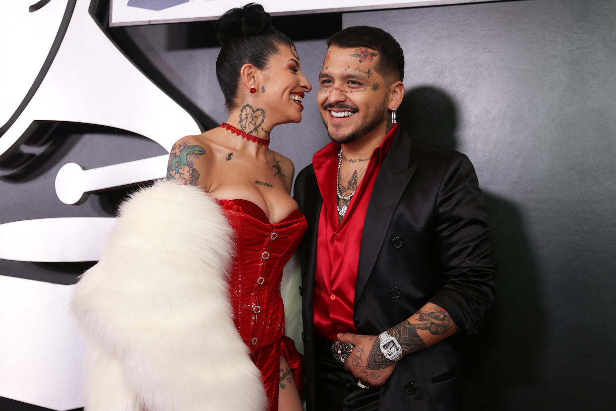 Cazzu y Christian Nodal en la gala de la Persona del Año de los Grammy Latinos para homenajear a Marco Antonio Solís. (Photo by Omar Vega/FilmMagic)