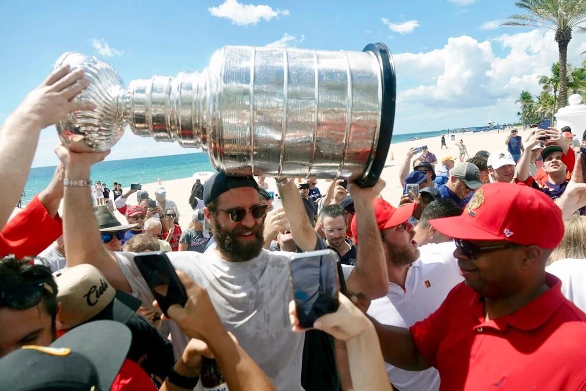 Aaron Ekblad brings the Stanley Cup back to Lakeshore