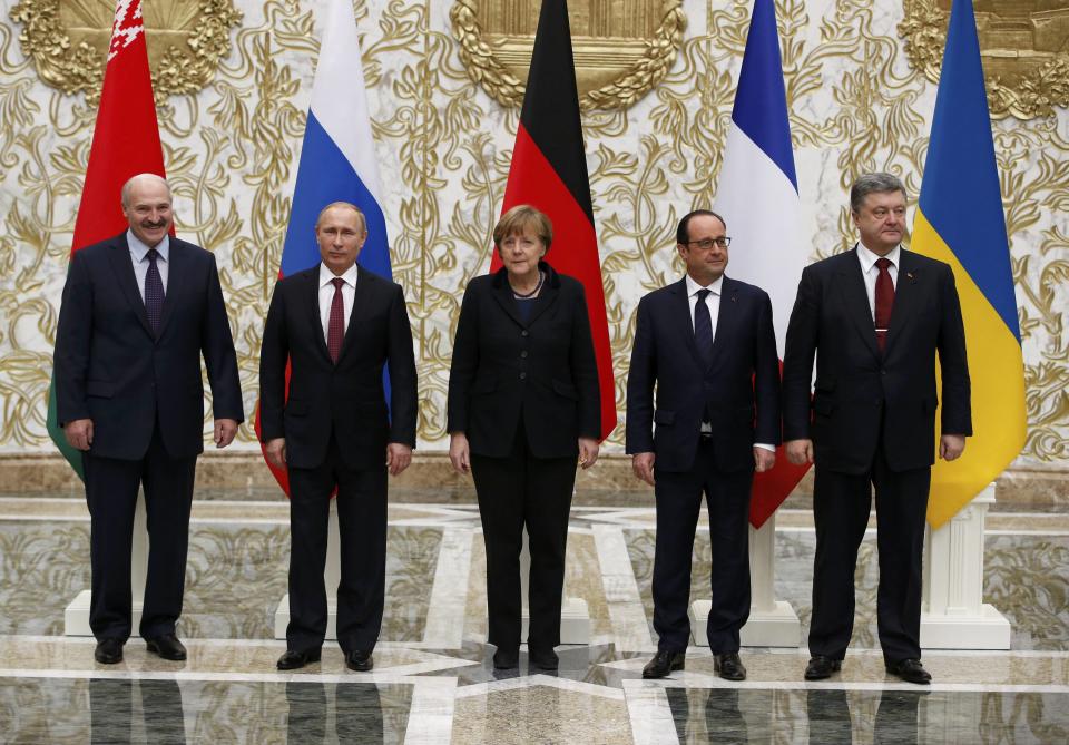 Belarus' President Alexander Lukashenko (L), Russia's President Vladimir Putin (2nd L), Ukraine's President Petro Poroshenko (R), Germany's Chancellor Angela Merkel (C) and France's President Francois Hollande pose for a family photo during peace talks in Minsk, February 11, 2015. The four leaders meeting on Wednesday for peace talks in Belarus on the Ukraine crisis are planning to sign a joint declaration supporting Ukraine's territorial integrity and sovereignty, a Ukrainian delegation source said. REUTERS/Grigory Dukor (BELARUS - Tags: POLITICS CIVIL UNREST CONFLICT)