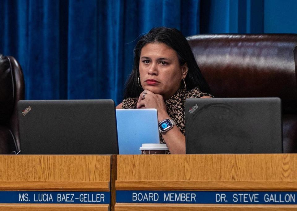 Lucía Báez-Geller, miembro de la Junta Escolar, escucha durante una reunión en la Junta Escolar del Condado Miami-Dade para discutir el reconocimiento de octubre como el Mes de la Historia de Lesbianas, Gays, Bisexuales, Transgénero y Queers en el distrito escolar que ella propuso, el miércoles 6 de septiembre de 2023. Pedro Portal/pportal@miamiherald.com