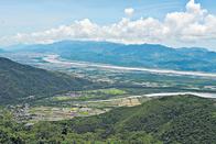 花東縱谷這美景，由河谷山巒田野及聚落組成，是天、人努力的成果。（周翠玲攝）