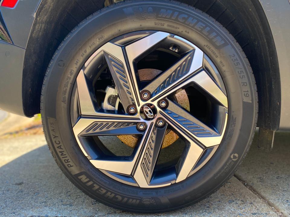 The 2024 Hyundai Tucson Hybrid SUV's optional 19-inch wheels.