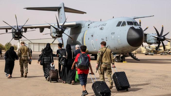 یک هواپیمای RAF در سودان، مردم را برای تخلیه به فرودگاه بین المللی لارناکا در قبرس می برد