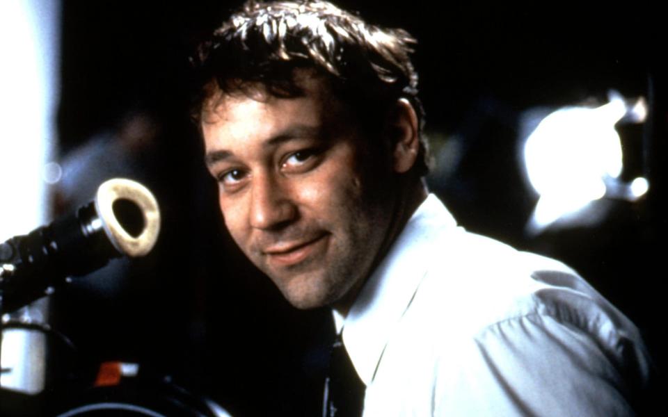 Director Sam Raimi on the set of Army Of Darkness - Alamy