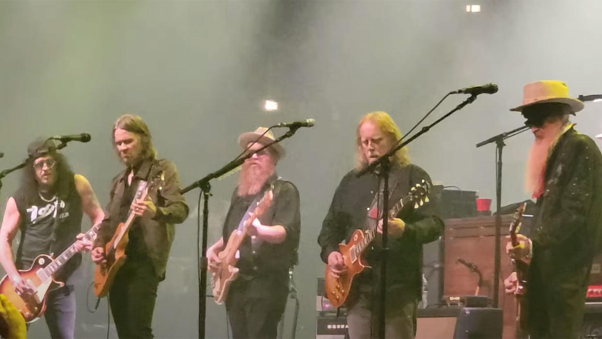  (from left) Slash, Myles Kennedy, Warren Haynes, and Billy Gibbons perform at Haynes' 2023 Christmas Jam. 