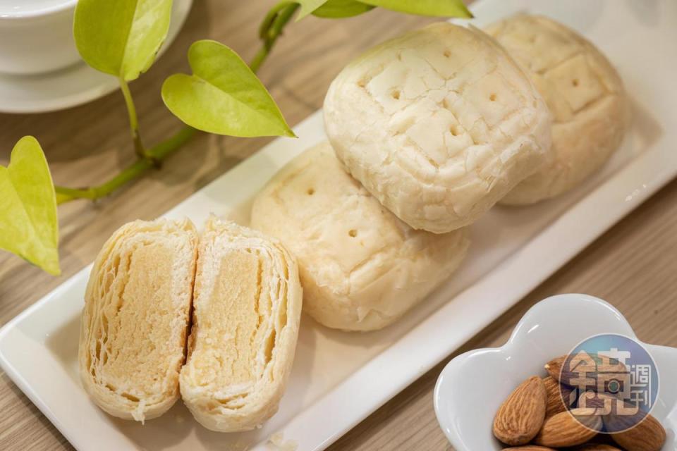 「杏仁豆腐酥」做成豆腐造型，呼應設於深坑的中央工廠，帶濃郁杏仁香。（480元／盒、6入）
