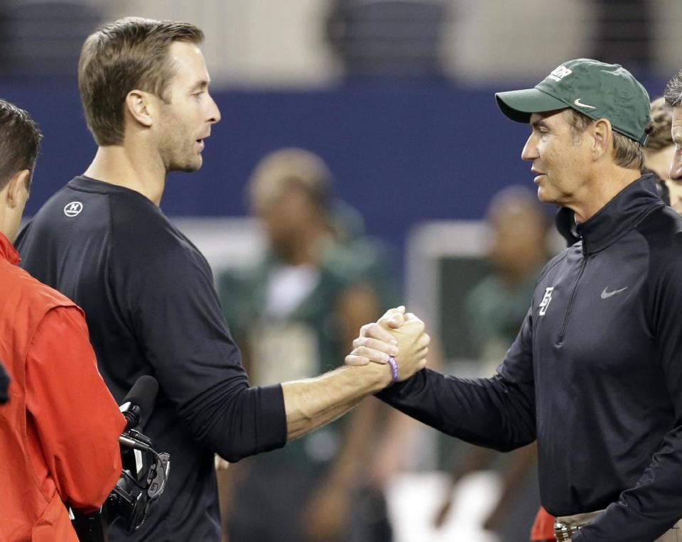 Texas Tech head coach Kliff Kingsbury, left, and Baylor head coach Art Briles shake hands. (LM Otero/AP)