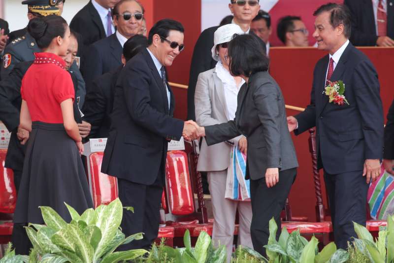 20171010-中華民國106年國慶典禮結束前，總統蔡英文前往與前總統馬英九握手致意。（顏麟宇攝）
