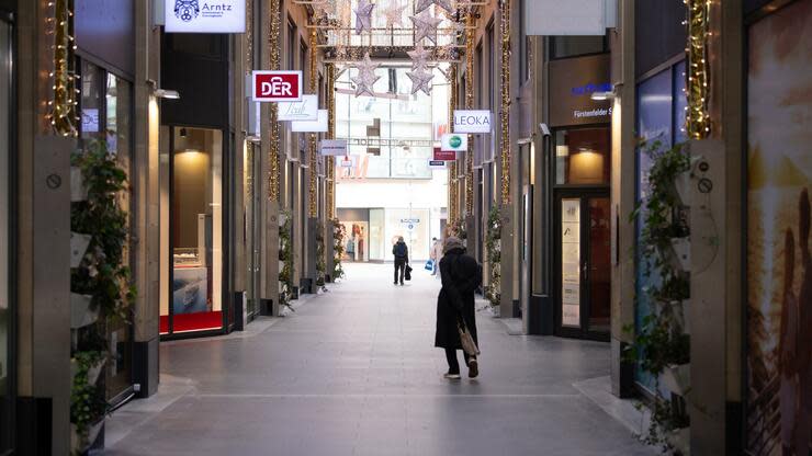 Nur wenige Passanten sind in der Münchener Innenstadt in einer Einkaufspassage unterwegs. 2021 könnte der Einzelhandel wieder Fahrt aufnehmen. Foto: dpa