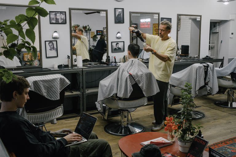 La barbería Chop-Chop en Moscú el viernes 14 de octubre de 2022. Muchos de los clientes de la tienda, junto con la mitad de sus peluqueros, han huido de Rusia para evitar el servicio militar obligatorio. (Nanna Heitmann/The New York Times)