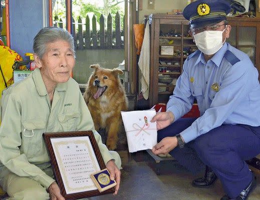 ▲福岡縣警察特地到佐藤先生家頒發感謝信和紀念獎章，也為這次的大功臣Riku準備最愛的牛肉乾零食。（圖／Twitter：livedoor）