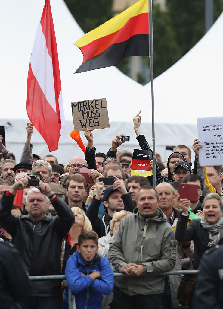 <p>So hässlich kann Deutschland sein. Bei der zentralen Feier zur Deutschen Einheit am 3. Oktober in der Pegida-Hochburg Dresden brüllten Demonstranten rechte Parolen. Bundeskanzlerin Angela Merkel (CDU) wurde mit "Volksverräter"-Rufen begrüßt, auch für andere Gäste wie Bundespräsident Joachim Gauck geriet der Gang in die Semperoper zum Spießrutenlauf. Ein dunkelhäutiger Besucher des Gottesdienstes musste sich Affengeräusche anhören. (Bild: Getty Images) </p>