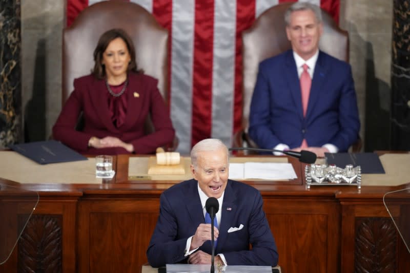 2023年2月8日，美國總統拜登（Joe Biden）於眾議院發表任內第二次國情咨文，副總統賀錦麗（Kamala Harris）及聯邦眾議院新任共和黨議長麥卡錫（Kevin McCarthy）皆出席參與。（AP）